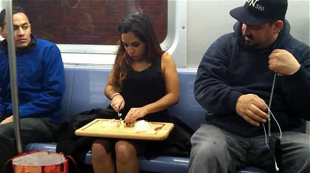 Žena loupe cibuli v metru Žena loupe cibuli v metru