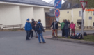 Školáci v ČR si touhle “inteligentní” zábavou krátí čekání na autobus… PS: Pochopíte, proč hloupneme jako národ